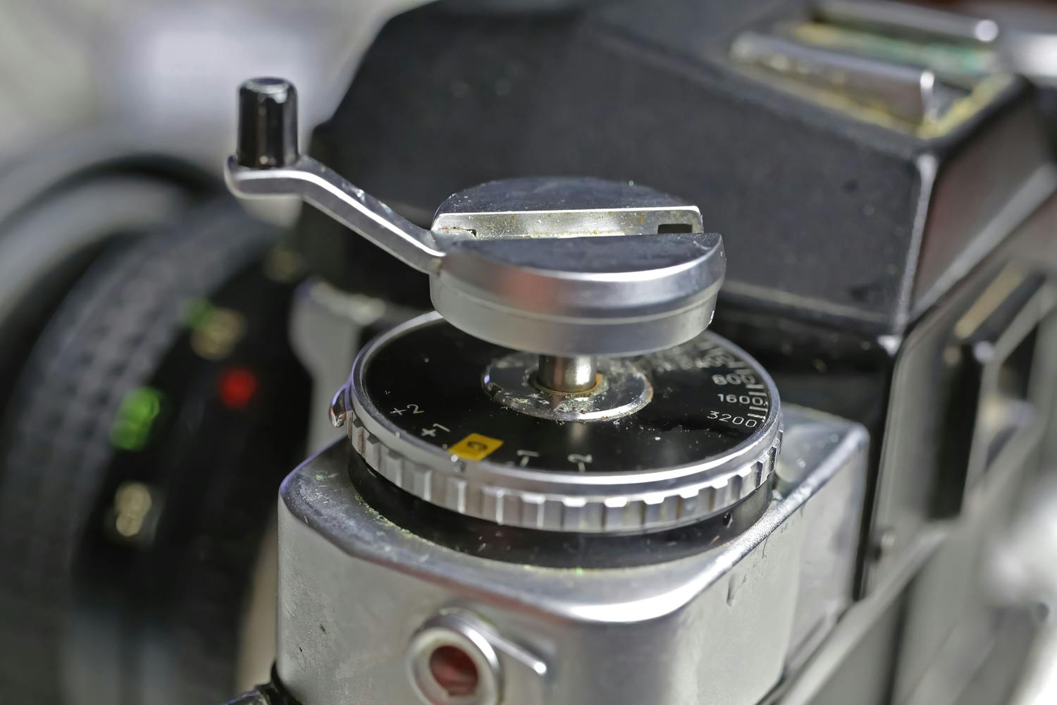 Spol tilbage. Med håndsvinget spoles filmrullen tilbage, når den er skudt færdig.